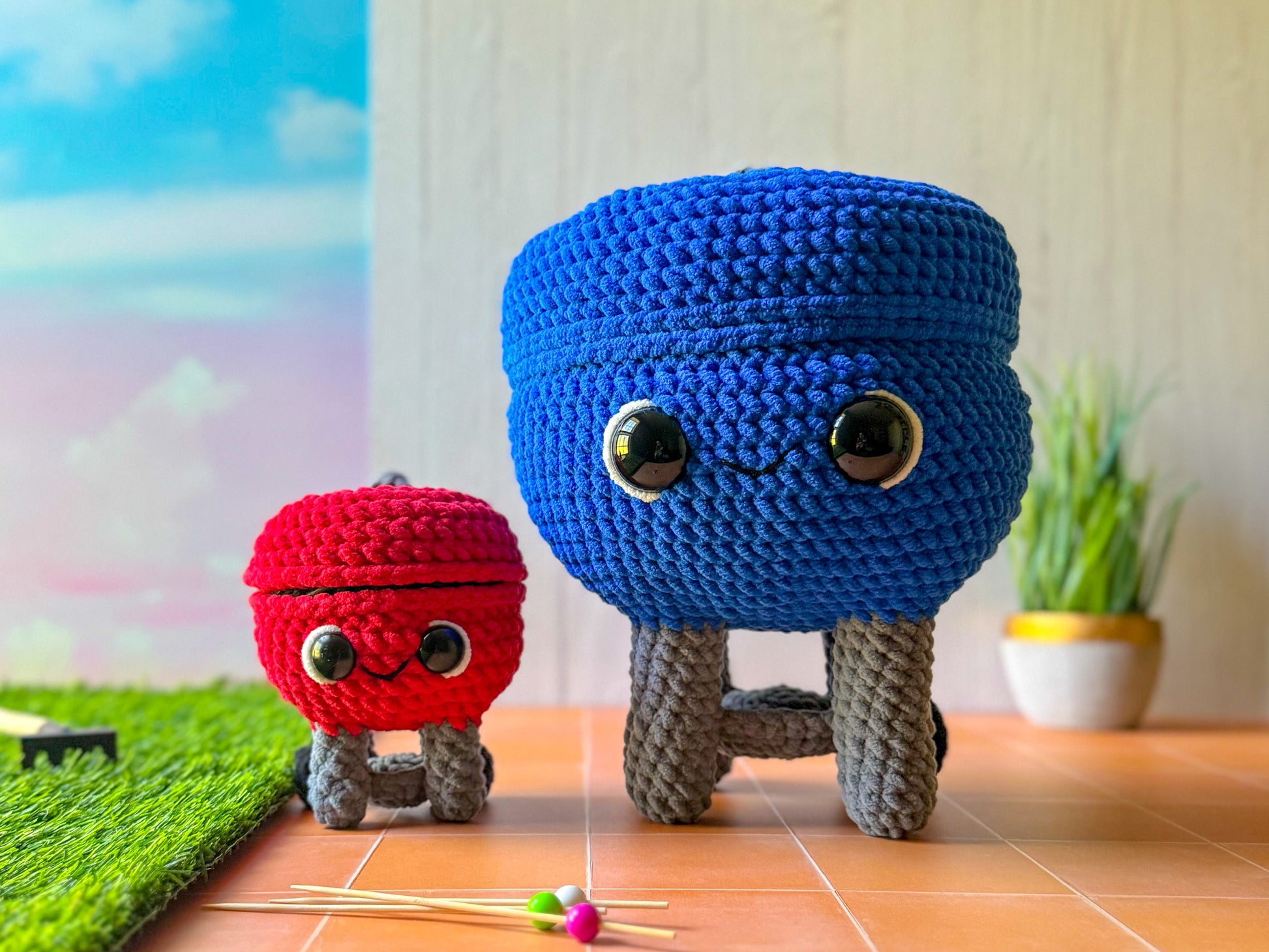 Big and Mini BBQ Grill crochet plushies side by side, front view