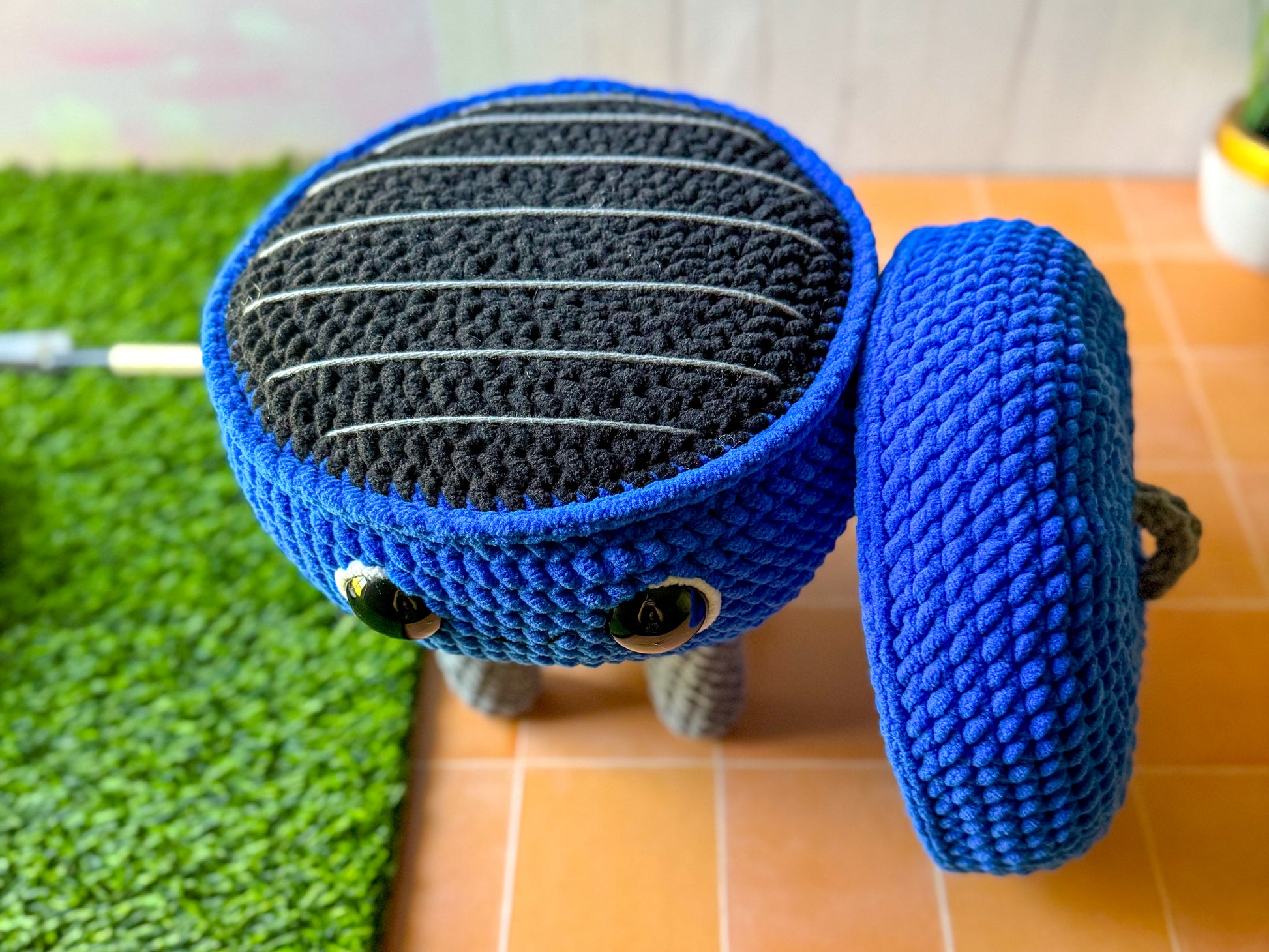 Top-down view of the Big BBQ Grill with the lid on, showing grill texture